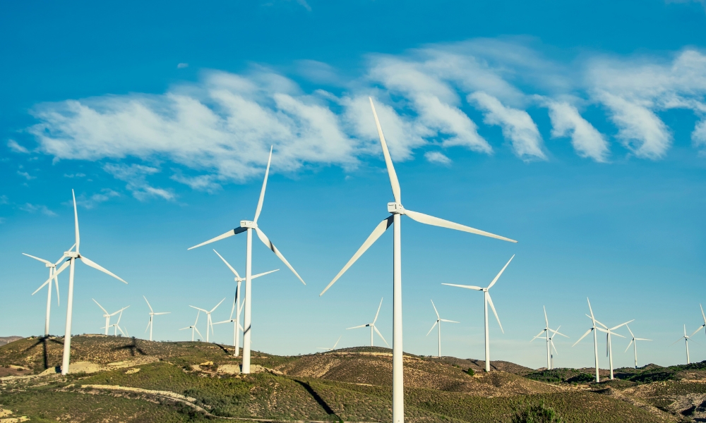 Alternativa za neobnovljive izvore su obnovljivi izvori energije koji se prirodno obnavljaju i manje zagađuju okolinu