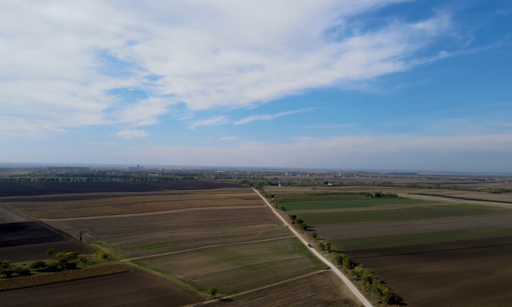 Srbija ima značajan potencijal za razvoj vetroparkova, posebno u Panonskoj niziji, gde bi se moglo instalirati do 2,000 MW.