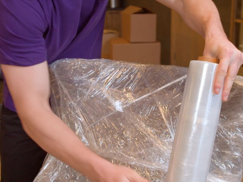 momak strečuje fotelju pre iznošenja