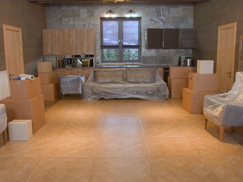 prikaz stana u toku iznošenja nameštaja koji je strečovan i spakovan u kutije