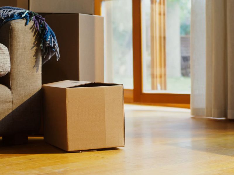 krevet i kutija spremni za iznošenje